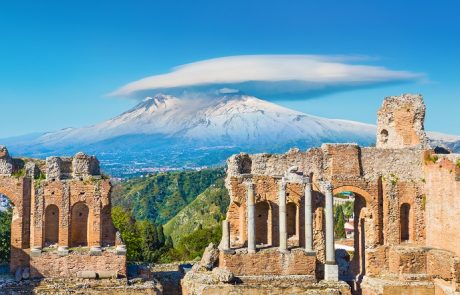 Vista sull'Etna dal Teatro Antico di Taormina - ph. Archivio Regione Siciliana