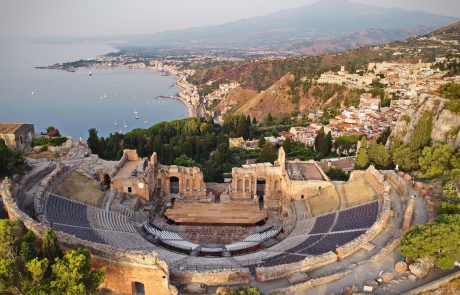 Vista dall'alto Teatro Greco-Romano a Taormina - ph. Just Maria