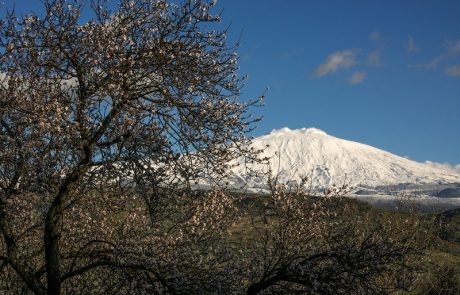 L'Etna innevata in primavera - ph. Paolo Barone